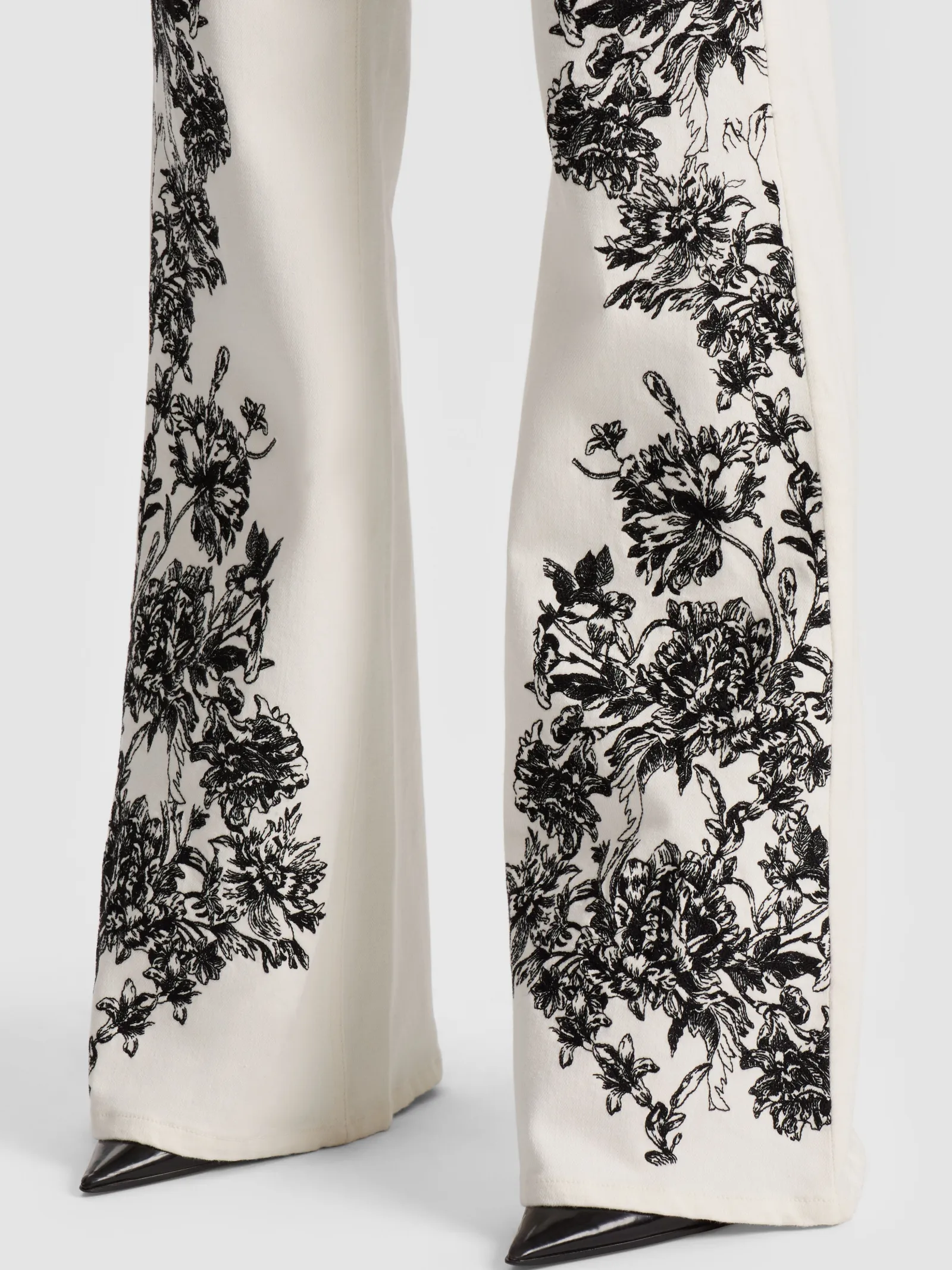Alice and Olivia JEANS*SB EMBROIDERED JEAN